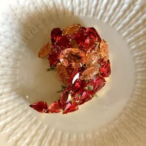 Gorgeous Croton shape Pink hues Crystal Brooch, in Gold, Unsigned